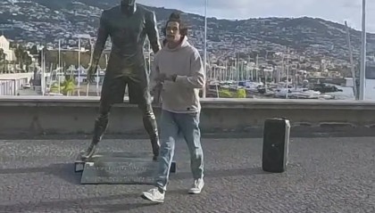 九游娱乐-想红想疯了？男子放火烧马德拉岛上的C罗雕像，当地警方介入调查